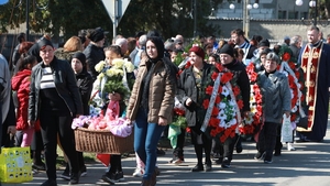 Durere fără margini la Munteni Buzău. 8 sicrie, 50 de preoți, sute de coroane