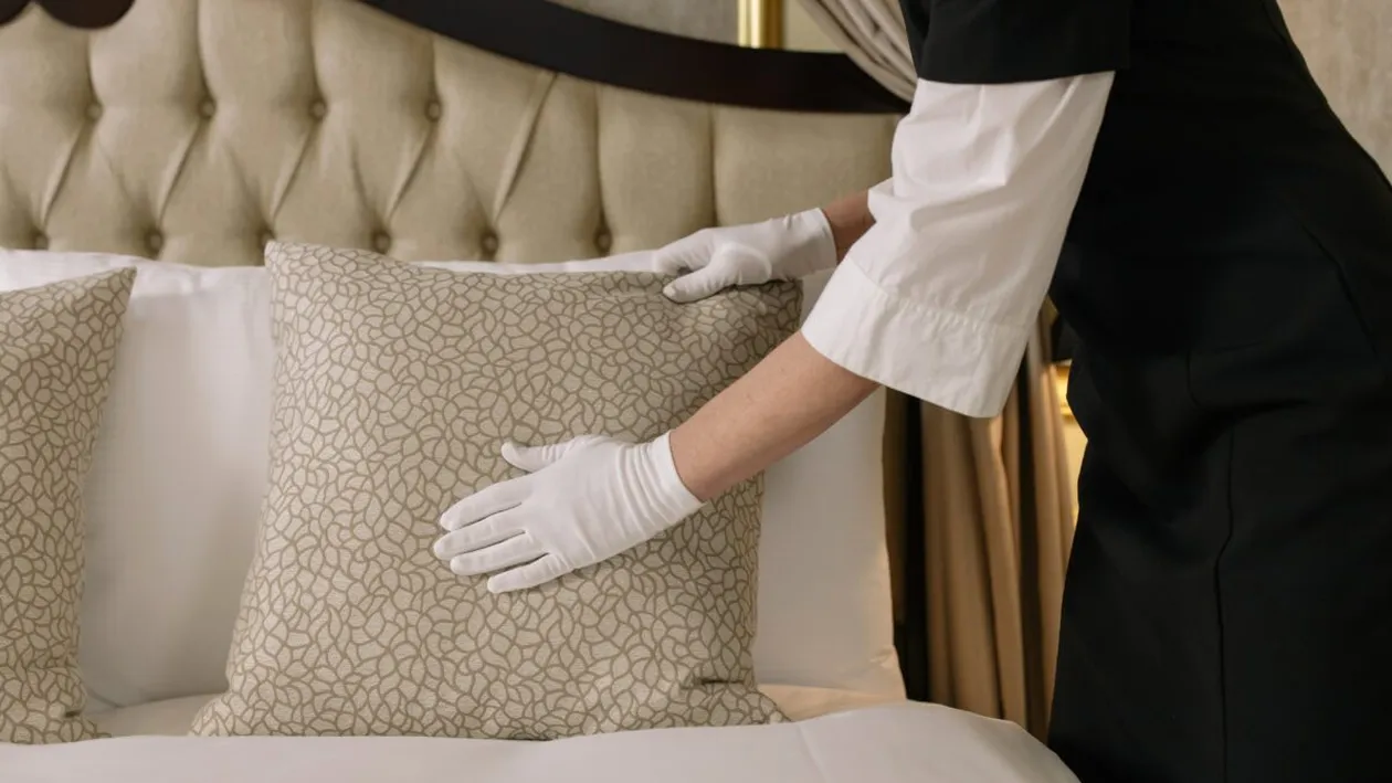 Ce se întâmplă, de fapt, în camerele oaspeților din Grecia. Mărturia devastatoare a unei menajere