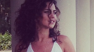 Dupa ce o sa vezi aceasta fotografie, o sa-ti doresti sa te "teleportezi" alaturi de Inna! Imbracata sumar, artista a pozat sexy