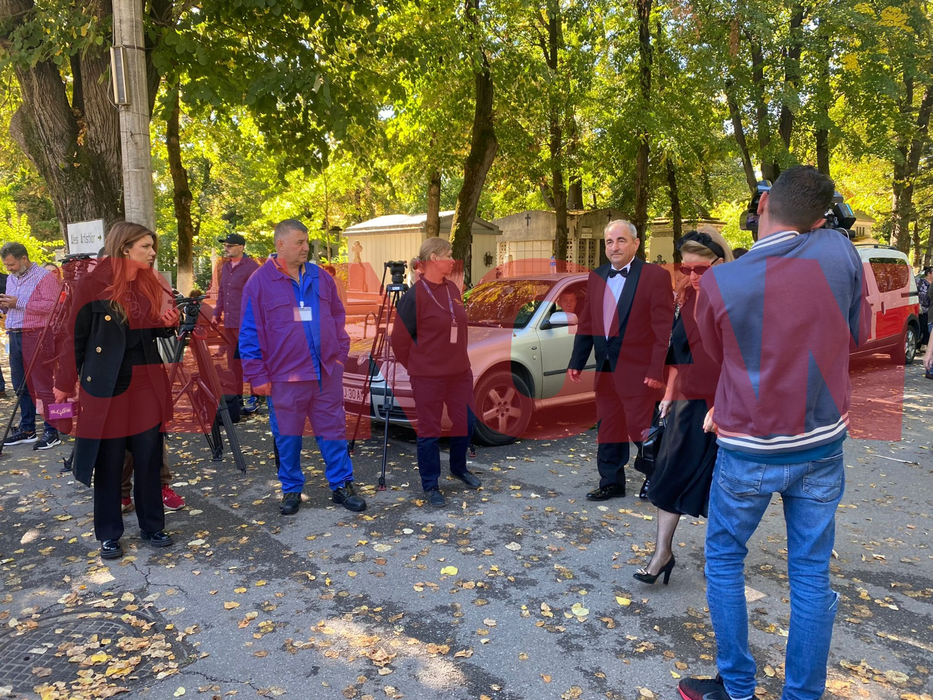 Aurelian Temișan, distrus de durere la căpătâiul lui Alexandru Arșinel. Imagini dureroase de la slujba de înmormântare
