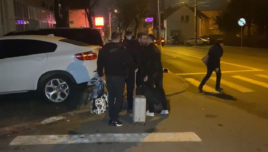 Alex Bodi a ieșit zâmbitor pe poarta Penitenciarului din Craiova, fiind aşteptat de un prieten care l-a ajutat să-și ducă bagajele la mașină