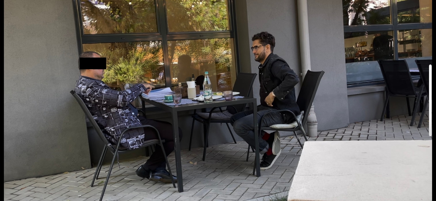 Cezar Ouatu, la terasă cu un amic