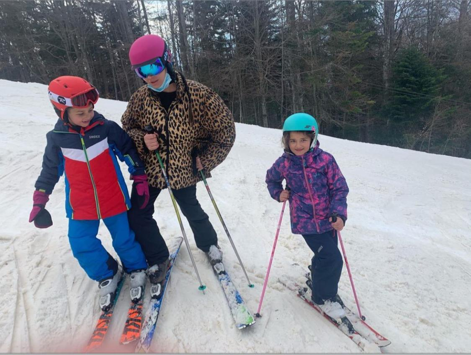 Elena Băsescu, surprinsă pe schiuri alături de cei trei copii! Cum s-a descurcat pe pârtie Anastasia, care are doar 2 ani | FOTO