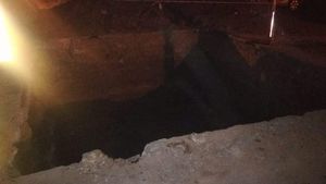 La un pas de moarte. Un bărbat a căzut într-o groapă adâncă de trei metri, pe o stradă din Craiova