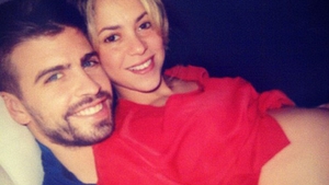 Shakira mai are puţin şi devine oficial mămică! Uite ce fericită este cântăreaţa, cu burta la gură, lângă Piqué!