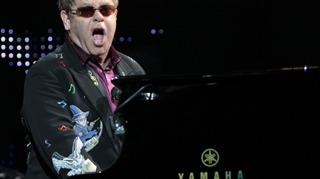 Fratele lui Elton John traieste intr-o cocioaba