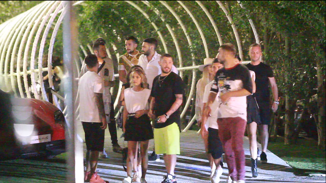 Edy Kovacs s-a distrat alături de fete apetisante și de amici într-un club din Mamaia