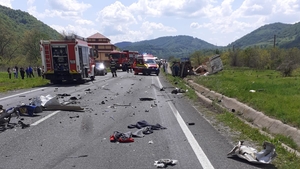 Tragedie de 1 mai pe un drum din Caraș-Severin! O persoană și-a pierdut viața, într-un accident cu cinci autovehicule