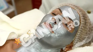 N-ai vazut-o niciodata asa! Ghici ce blonda celebra se ascunde sub aceasta masca de argint?