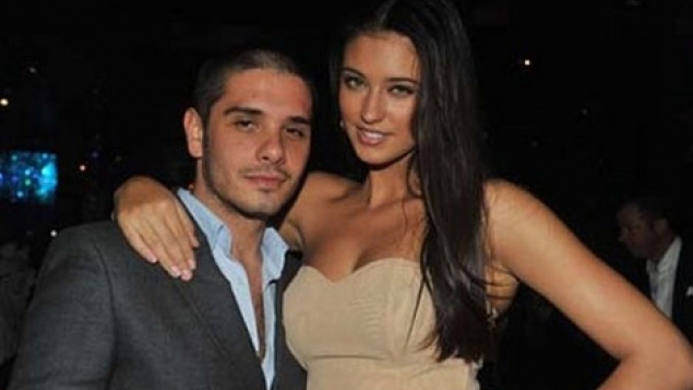 Sora lui Vincenzo este .. "bini di tat". Fosta cumnata a Antoniei este bomba sexy si arata fabulos de cand si-a pus silicoane