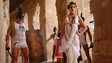 Fetele de la Next Top Model au fost bagate in arena animalelor salbatice!