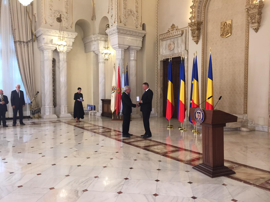 Klaus Iohannis a conferit marelui actor Ion Dichiseanu Ordinul Naţional „Serviciul Credincios” în grad de Ofiţer