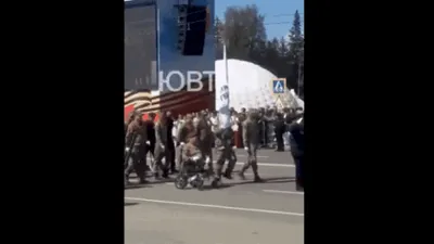 Soldați ruși schilodiți în războiul din Ucraina au fost puși să defileze la o paradă de Ziua Victoriei