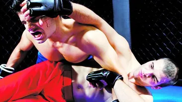 Luptatori K1 desfigurati intr-un club de striptease