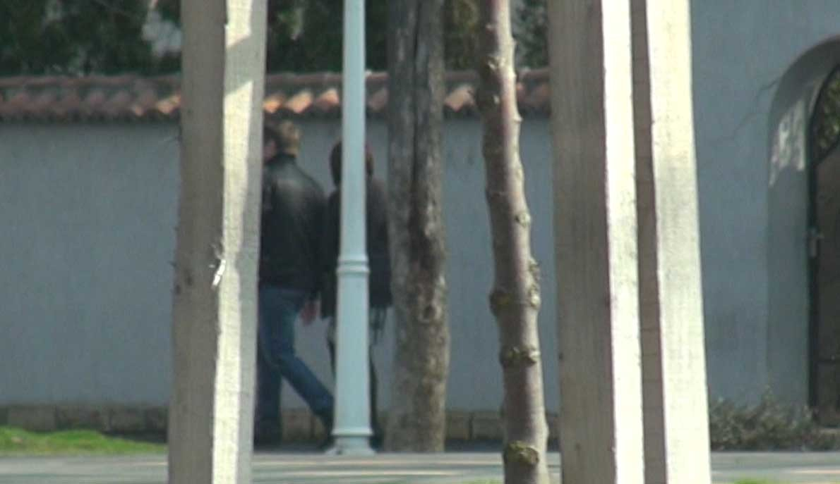 Bărbatul şi femeia veniţi cu maşina părăsesc vila lui Adamescu