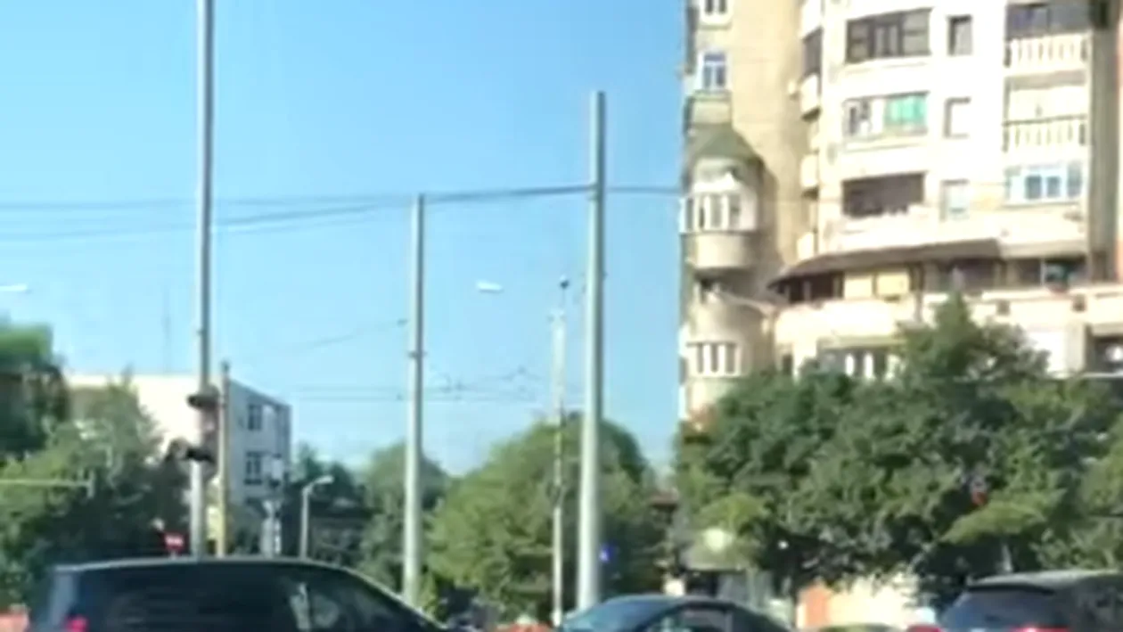 Șofer filmat când merge cu mașina în sens invers, într-un giratoriu din centrul Ploieștiului