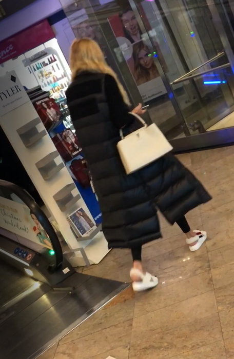 Ca de fiecare dată, apariţia la mall a Mayei a atras atenţia