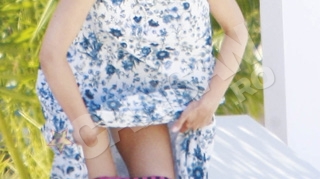 Imagini de colectie! Raluca Lazarut - cu chilotii in vine, Ramona Gabor - cracanata si sforaind pe plaja! Vedetele din showbiz, campioane la gafe in 2011