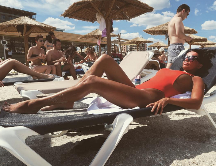 Claudia a făcut senzaţie pe litoral în costum de baie