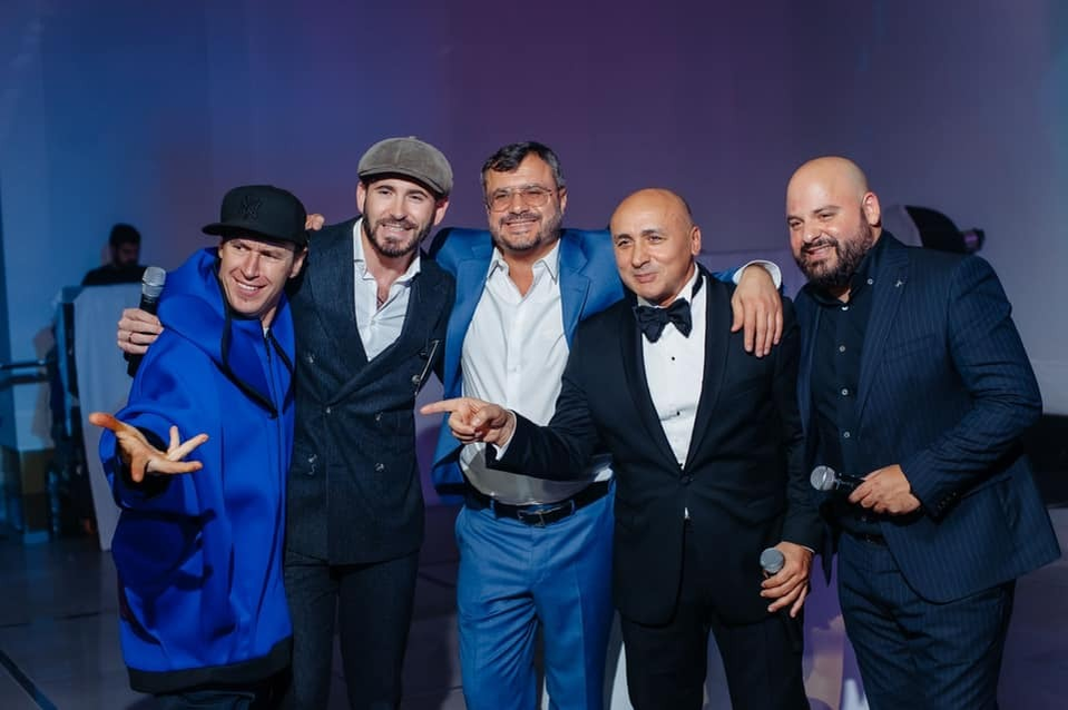 Gabriel Stati și-a sărbătorit ziua de naștere. Ce ținută sexy a purtat iubita, la petrecerea fastuoasă