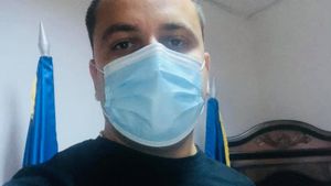 De cascadorii râsului. Un angajat nemulțumit îi cere primarului returnarea mitei de 3000 de euro, 1500 de lei şi câteva baterii de vin alb
