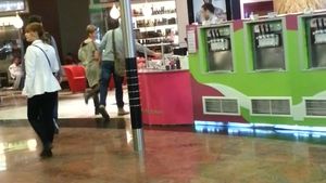 Dana Nalbaru si sotul ei, Dragos Bucur, se comporta ca doi copii... mari. Vezi cum se manifesta cand cred ca sunt singuri!