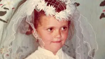 Cine e domnisoara rosie in obraji si cu voal? Acum e sotie de realizator TV celebru!