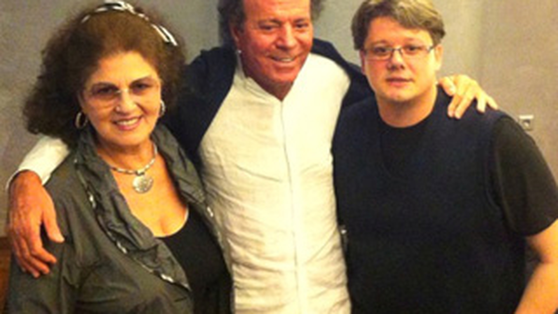 Fuego, fan al lui Julio Iglesias. Vezi unde s-au intalnit cei doi!