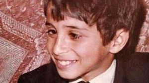 Pariu ca nu-l recunosti? Acest copil ciufulit si care suferea de strabism a ajuns unul dintre cei mai indragiti artisti romani