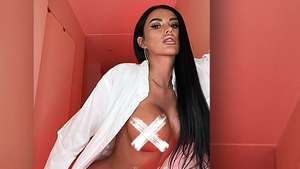 Daniela Crudu a rupt pe Onlyfans și acum le declară ”război” bărbaților citiți, dar limitați financiar: ”Dacă mă combin cu vreun intelectual, mă bate tata!…”