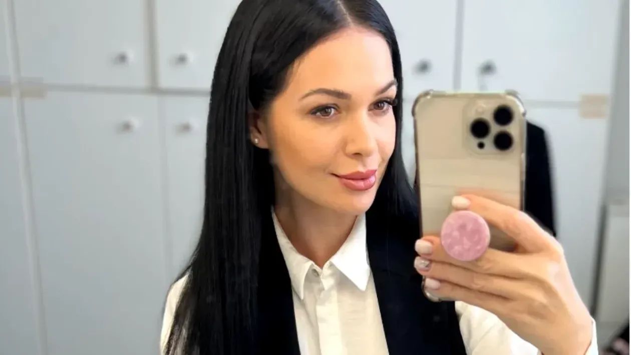 Deea Maxer îi dă peste nas lui Dinu, după divorţ: Bye-bye. S-a fotografiat în pat şi...