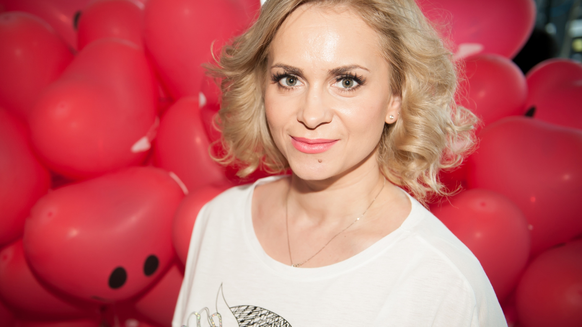Paula Chirilă, decolteu de infarct! Cum a apărut vedeta sâmbătă, la TV!