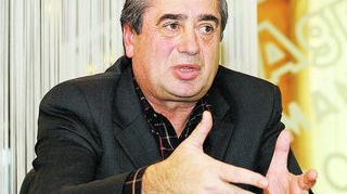 Andone vinde terenuri pentru altii