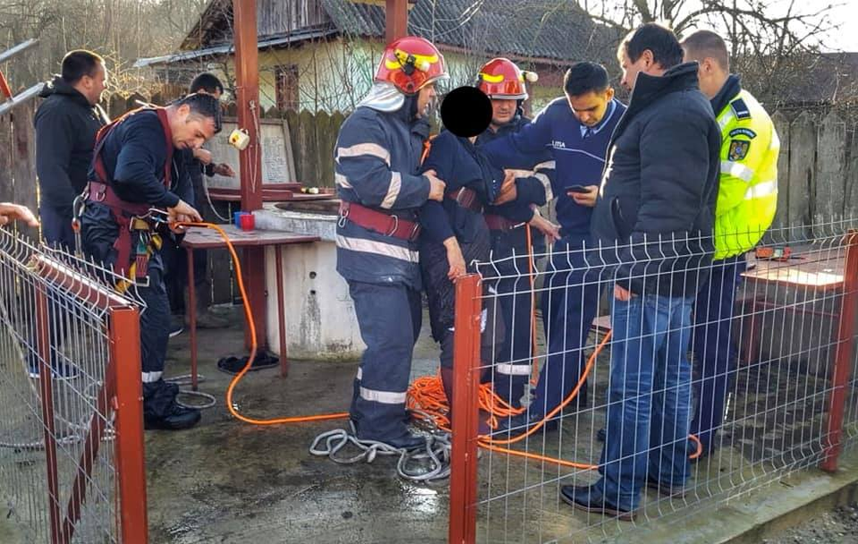 A căzut într-o fântână și a fost salvată ca printr-o minune. Un vecin i-a auzit strigătele și a sunat la 112