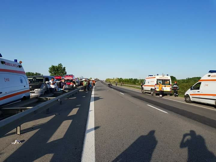 Accident grav pe A1! Un șofer a murit, iar un motociclist are mâinile rupte