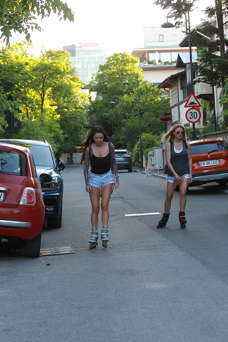 Roxana Vancea și-a arătat, alături de o prietenă la fel de apetisantă, și calitățile de sportivă