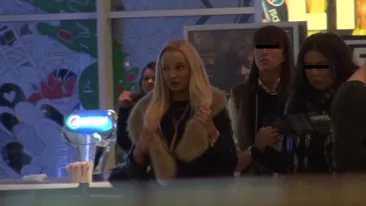 Denisa Botcari s-a “cafegit” cu prietenele la mall. Oglinda oglinjoara, cine-i cea mai selfie din tara?!