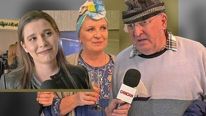 Doar cocoșul cântă în casa lui Bebe Cotimanis! Kira Hagi și Carmen Ionescu, sub comanda marelui actor: “Sunt un bărbat de modă veche, misogin cât încape!”