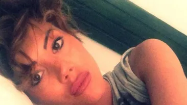 Imagini fierbinti cu roscata lui Cristea, la piscina! S-a lasat atinsa provocator in zona intima de o bruneta celebra