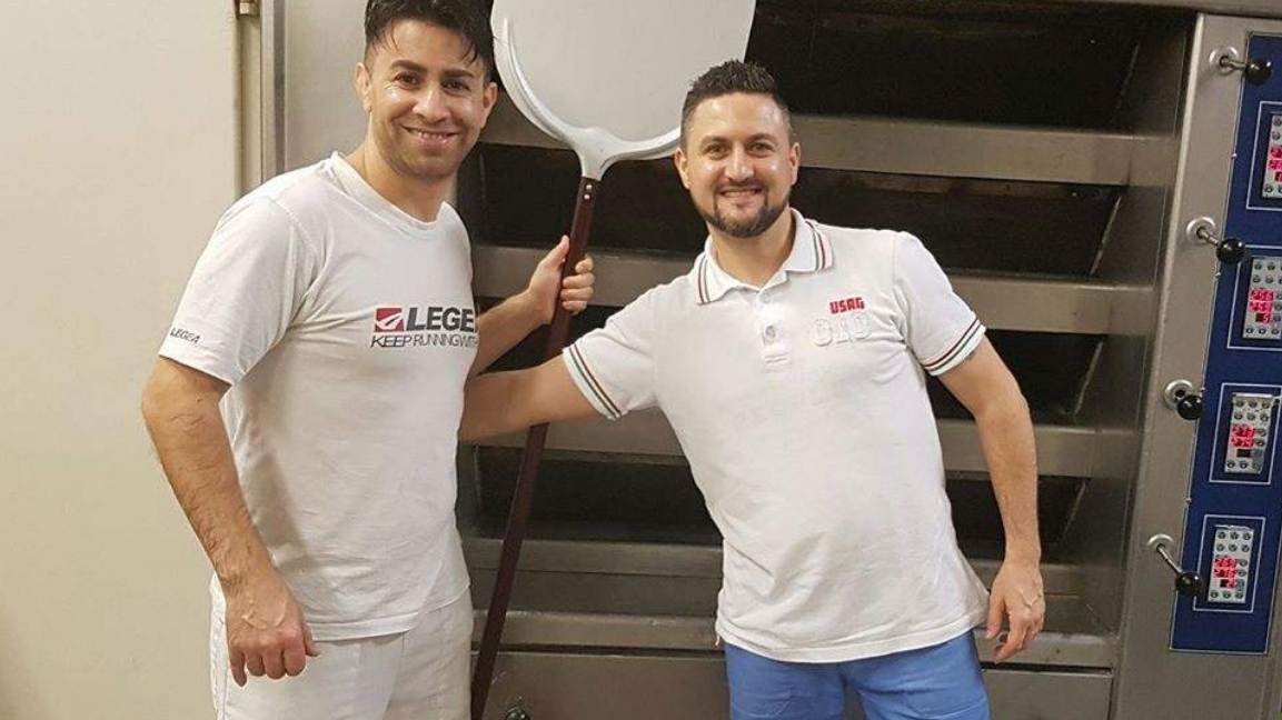 Ce lecţie de viaţă! În Italia, doi brutari români dau gratis pâine celor care nu își mai permit să o cumpere