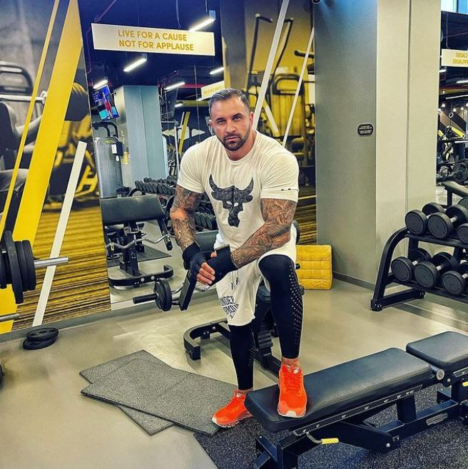 “Când el era în arest la domiciliu, iar Bianca se afla la începutul relației cu Gabi Bădălău, a dat cheia de la apartamentul ei (n.r.: încă nu i-o restituise) unui prieten și acesta a adus în dormitor un buchet cu 1.001 trandafiri din partea lui”, a dezvăluit în exclusivitate unul dintre apropiații fostului cuplu pentru CANCAN.RO © Facebook