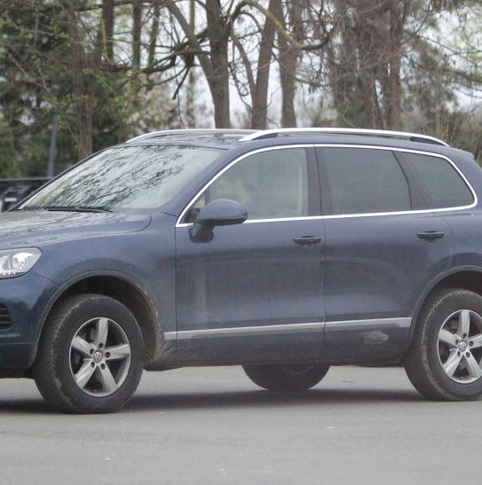Preotul pleacă la volanul  unui Touareg
