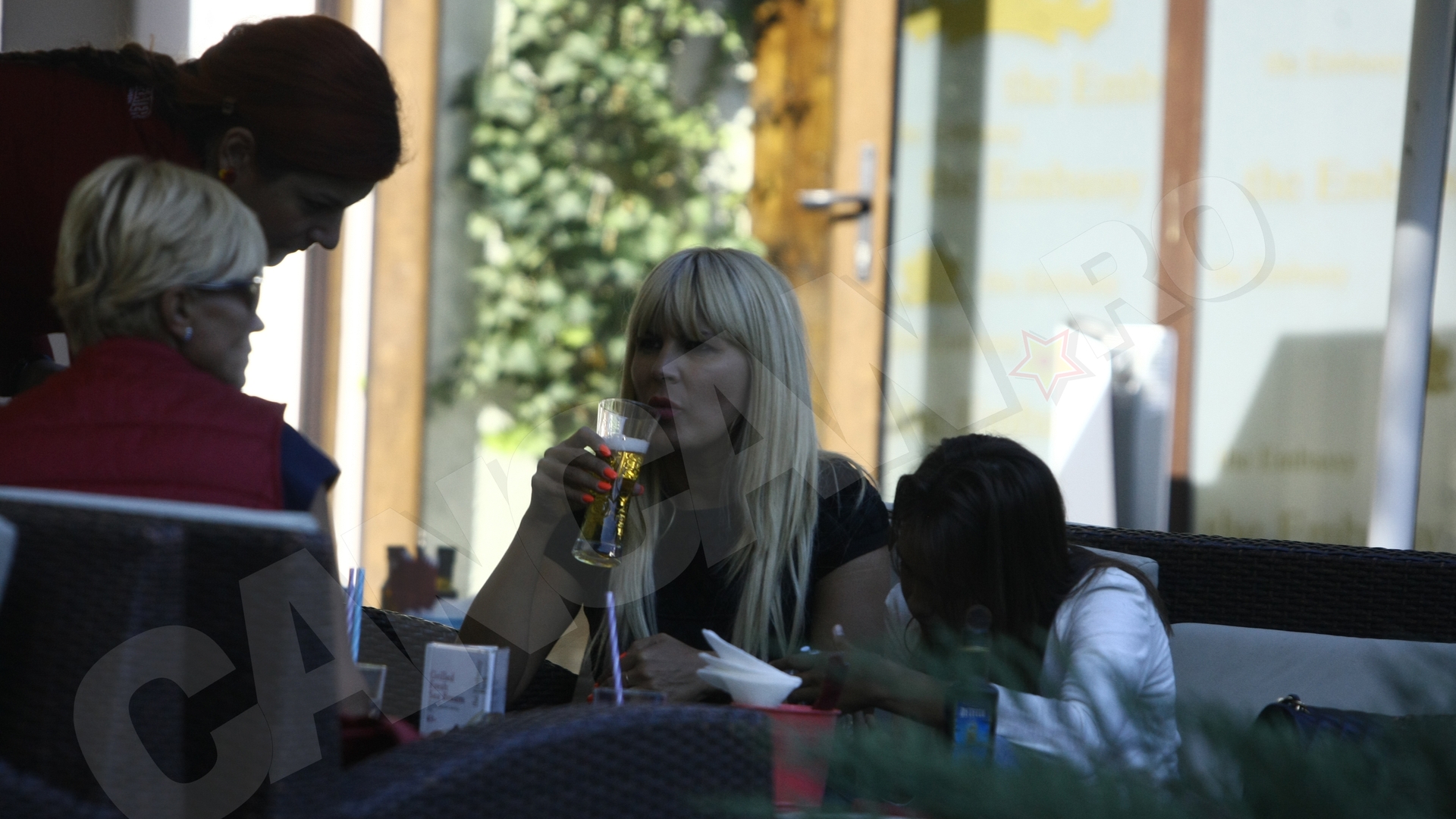 Ce a făcut Elena Udrea IMEDIAT după ce a fost audiată în dosarul lui Vasile Blaga. A băut o bere cu…

