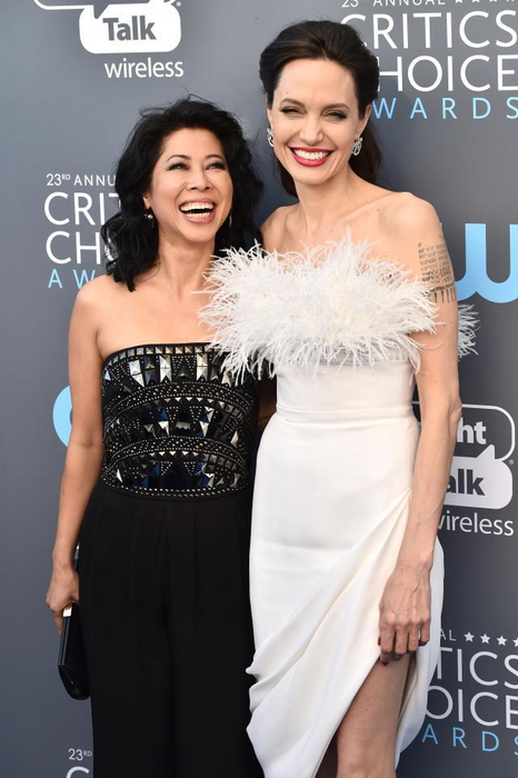 VIDEO / Nu îi pasă de gurile rele care spun că e piele şi os, ea se reinventează! Angelina Jolie a strălucit într-o superbă rochie cu pene la Premiile Critics’ Choice