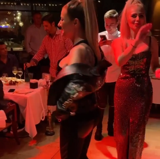 Anamaria Prodan s-a dat în spectacol pe manele într-un restaurant de lux din Dubai. A fost filmată în timp ce se săruta pasional cu soțul ei, Laurențiu Reghecampf