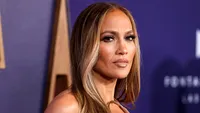 Panică pentru Jennifer Lopez, la București. Momentul când a rămas blocată în ușile rotative ale unui hotel. VIDEO