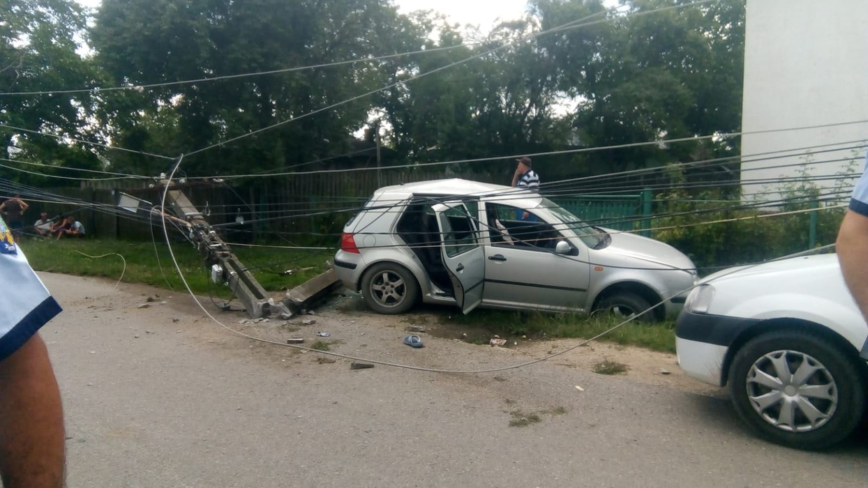 Copilul de 14 ani a intrat cu mașina direct în stâlp