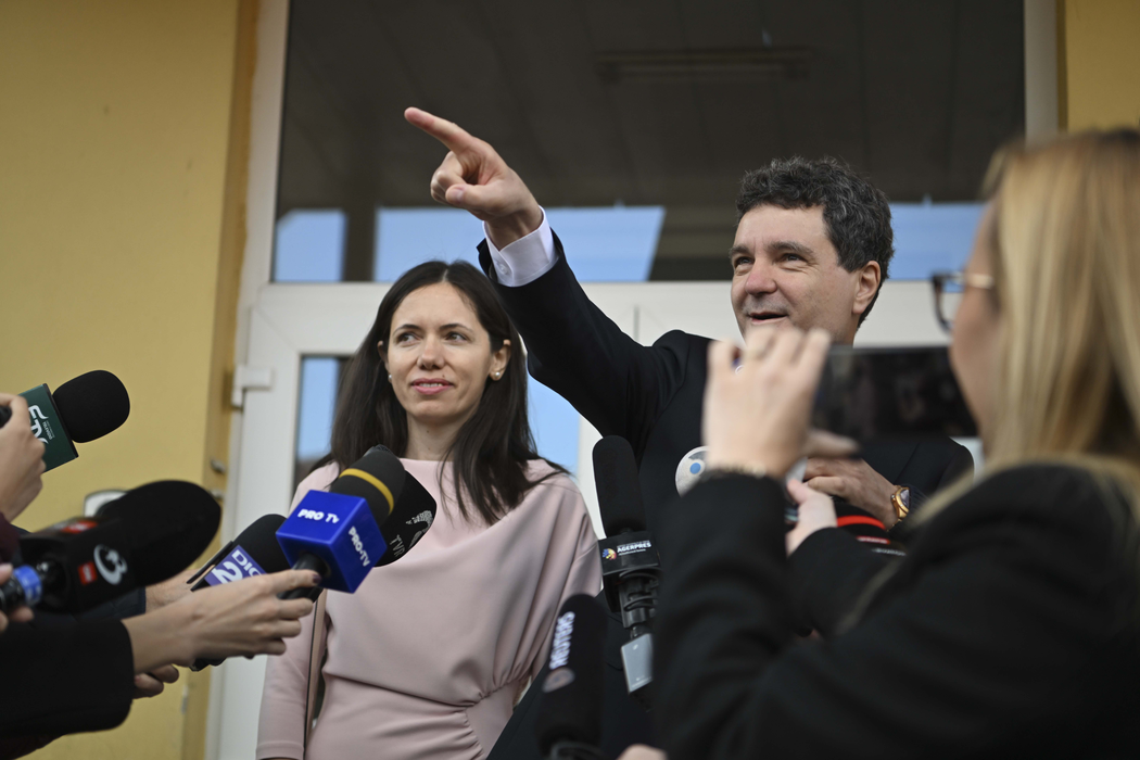 Mirabela Grădinaru și Nicușor Dan, la secția de votare/ Sursa foto: Inquam Photos/ Alex Nicodim