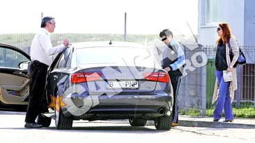 Ii merge bine dupa scandalul sexual care l-a scos din politica si l-a lasat fara nevasta! Isi plimba nepotul si isi ridica vila