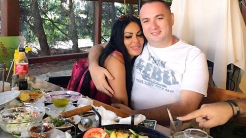 LEO DE LA STREHAIA şi-a scos "tunata" la plimbare! DANA CRIMINALA a făcut furori într-o pereche de bikini minusculi